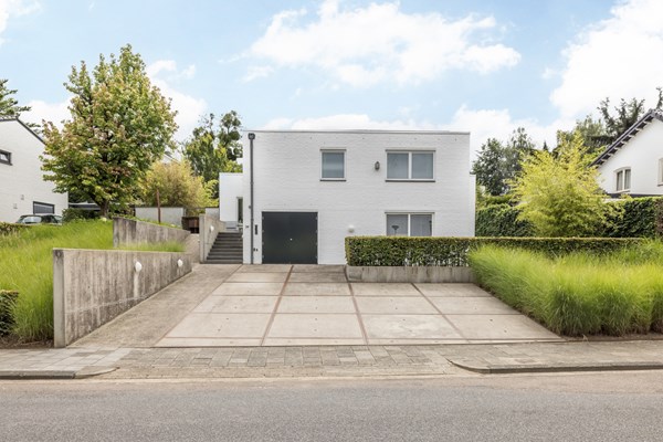 Verkocht onder voorbehoud: Speelse, verrassende, lichte en sfeervolle vrijstaande splitlevel bungalow, rustig gelegen op een toplocatie in Heerlen.